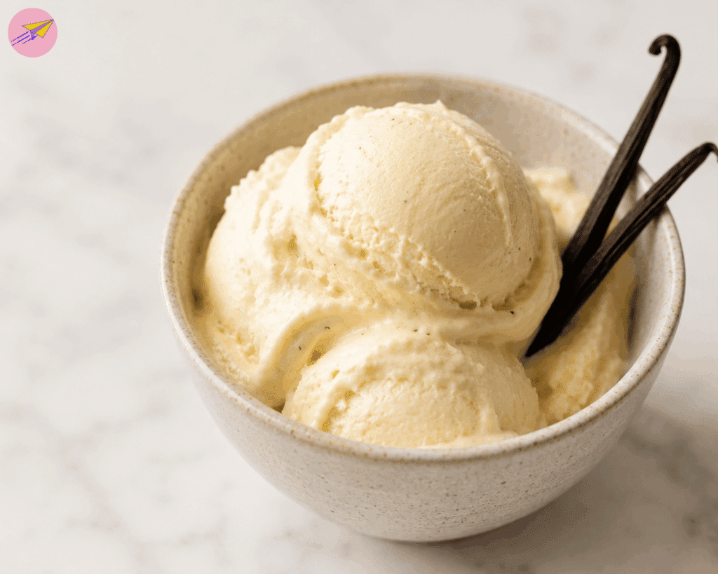 Glace vanille protéinée au cottage cheese servie dans un pot Ninja Creami