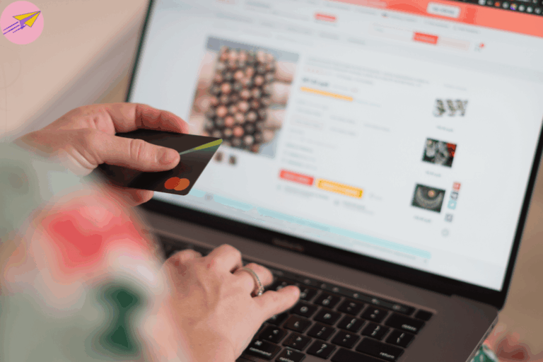 Femme qui commande sur un site de courses bio en ligne avec sa carte bancaire