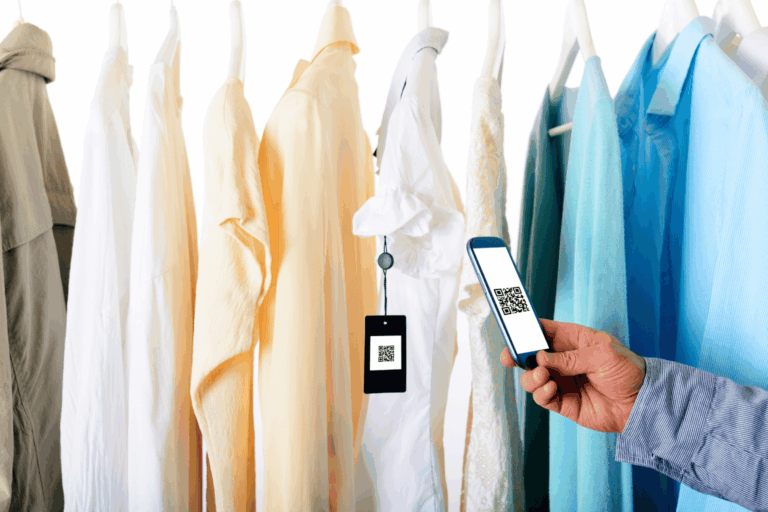 Gros plan sur une étiquette de vêtement avec QR code, fond blanc, couture visible