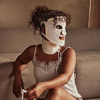 Le masque LED de Silk'n, la marque généraliste qui vend aussi des épilateurs et des brosses de soin, avec un appareil plus simple et un prix qui reste l'argument principal face aux trois autres marques comparées. Cette image illustre l'option la plus accessible de ce comparatif, un bon point d'entrée dans la catégorie pour qui découvre la photobiomodulation sans vouloir investir dans une technologie de pointe.