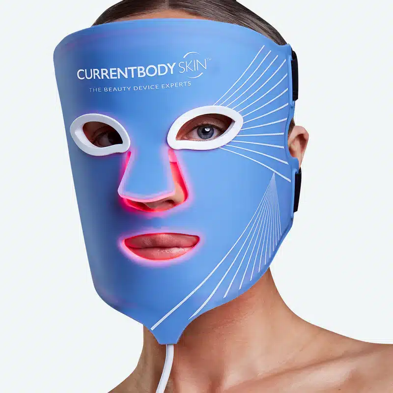 le masque LED bleu Série 1, fin et léger, posé sur ma table de nuit à côté de mes lunettes de protection, photographié le soir après ma séance. C'est la version originale de la marque, celle que j'ai choisie pour son prix plus accessible.