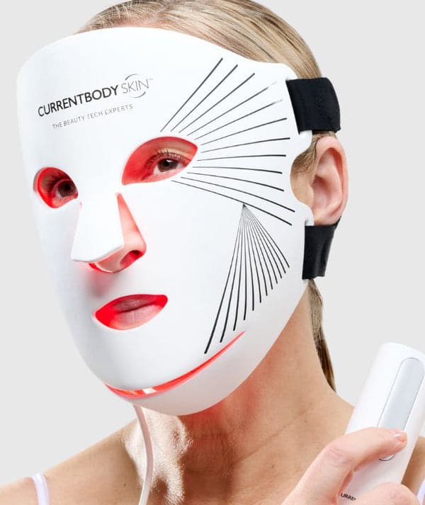 Le masque LED Series 2 de CurrentBody, la marque britannique devenue la référence scientifique du secteur grâce à son historique clinique et sa technologie de contrôle qualité Veritace. Cette image accompagne mon analyse de ses deux longueurs d'onde historiques, 633 et 830 nanomètres, et de sa nouvelle longueur à 1072 nanomètres, un choix qui privilégie l'anti-âge pur plutôt que la polyvalence du bleu ou du froid.