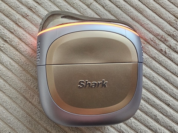 Shark DePuffi FH220EU en mode froid sur le contour des yeux et en mode chaud sur les joues