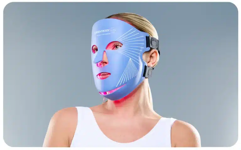 masque LED lumière bleue Série 2 CurrentBody posé sur une table, mentonnière visible Alt text : le masque LED bleu Série 2 posé sur ma table de chevet, sa mentonnière plus couvrante bien visible par rapport aux photos de l’ancienne génération que j’avais vues en ligne avant d’acheter. C’est la version que j’utilise depuis six semaines, tous les deux jours.