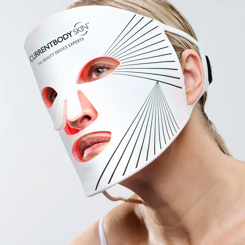 le masque LED rouge Série 1, fin et flexible, posé à plat sur mon lit, sa forme incurvée bien visible même sans être porté. C'est le modèle original de la marque, celui que j'ai choisi après avoir hésité avec la version plus récente et plus chère.