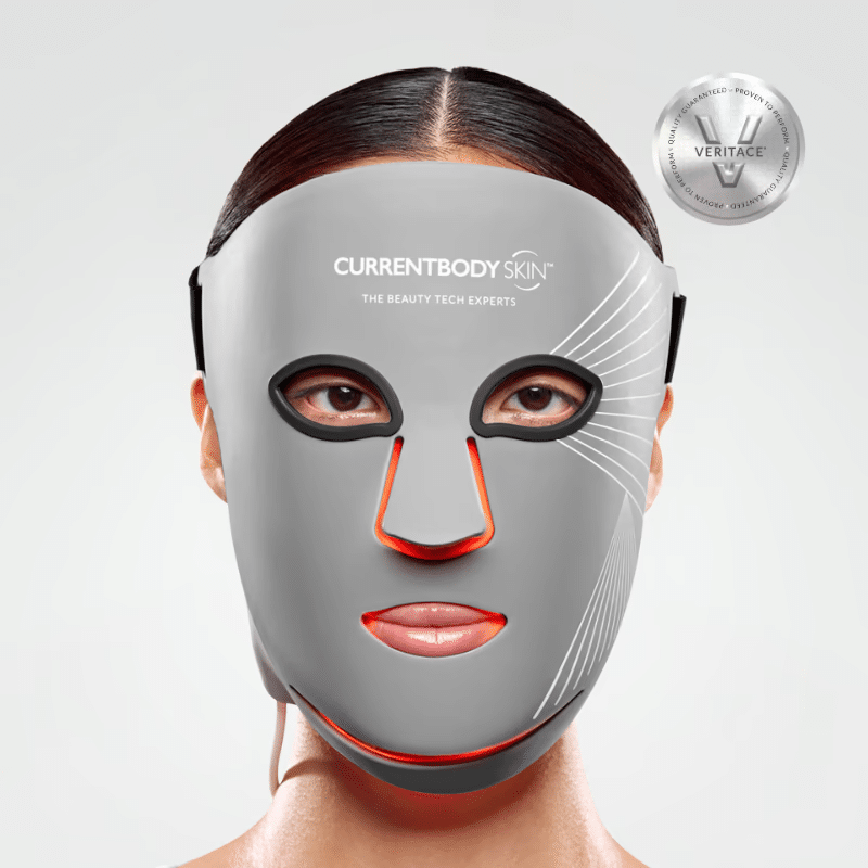 e masque LED multi-couleurs CurrentBody posé sur mon étagère de salle de bain, son contrôleur digital à côté affichant le mode complet, photographié après ma séance du matin avant de partir travailler.
