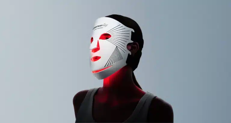 e masque LED rouge Série 2 posé sur ma coiffeuse, toutes les LED allumées dans la pénombre de ma chambre, photographié juste avant ma séance du soir. C’est devenu mon rituel de 20h30 depuis deux mois, dix minutes assise dans mon fauteuil pendant que je scrolle sur mon téléphone.