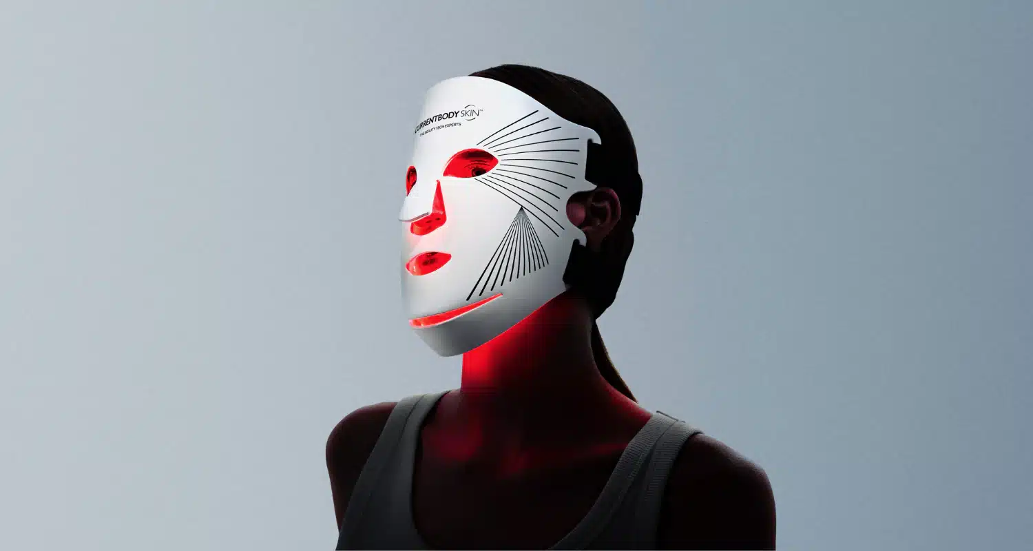 e masque LED rouge Série 2 posé sur ma coiffeuse, toutes les LED allumées dans la pénombre de ma chambre, photographié juste avant ma séance du soir. C’est devenu mon rituel de 20h30 depuis deux mois, dix minutes assise dans mon fauteuil pendant que je scrolle sur mon téléphone.
