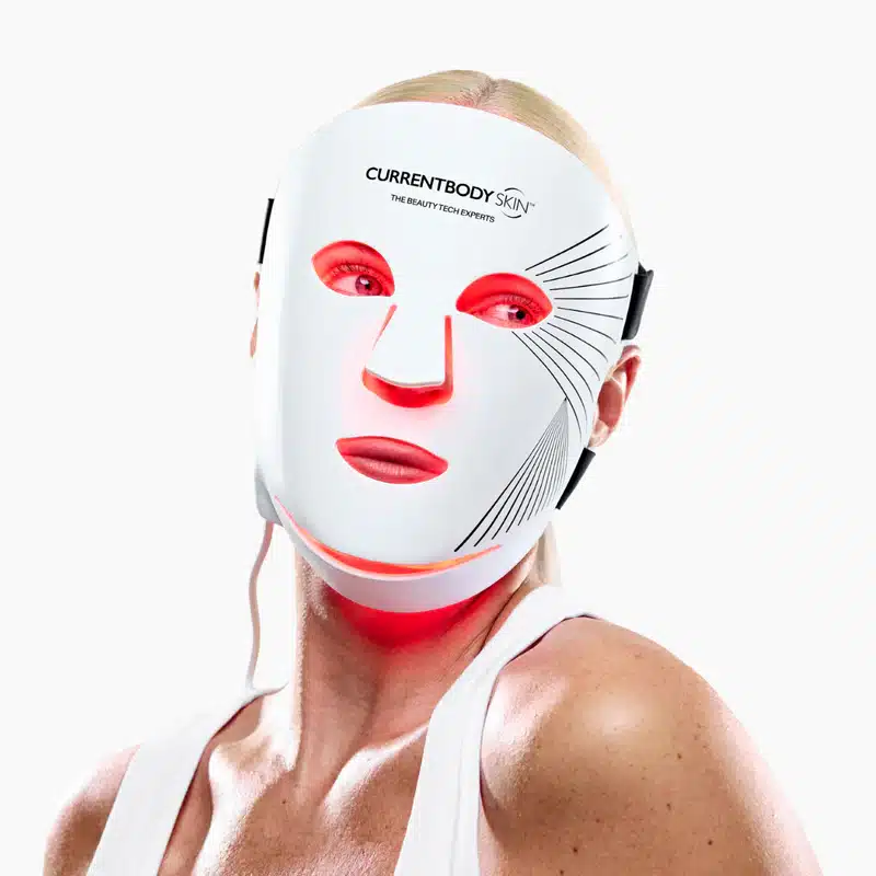 le masque LED rouge Série 2 posé sur ma coiffeuse, toutes les LED allumées dans la pénombre de ma chambre, photographié juste avant ma séance du soir. C'est devenu mon rituel de 20h30 depuis deux mois, dix minutes assise dans mon fauteuil pendant que je scrolle sur mon téléphone.