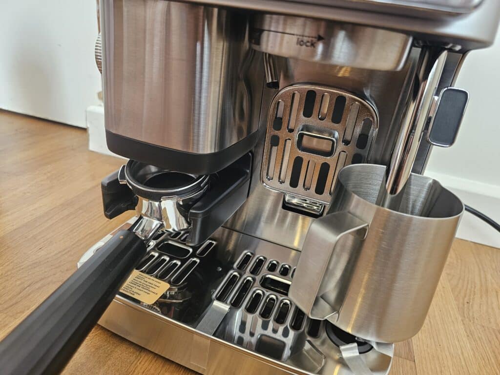 Contenu de la boîte Ninja Luxe Café MINI Plus ES352EU : machine, porte-filtre, paniers, tasseur, carafe à lait