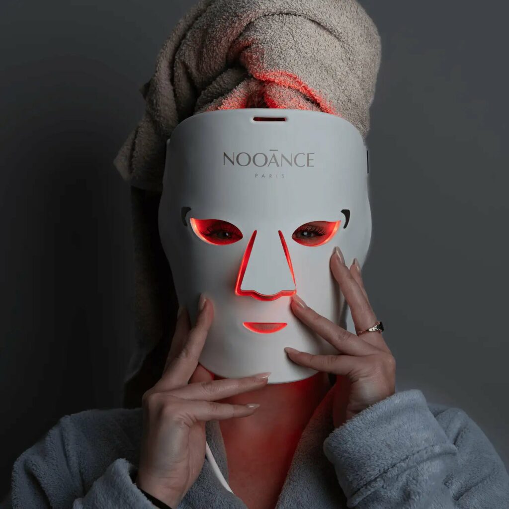 Le masque LED de Nooance, la marque française la moins connue du grand public mais la plus transparente sur ses données techniques, puissance, longueur d'onde et dose délivrée par séance. Cette photo illustre sa couverture du visage jusqu'à la mâchoire et son positionnement challenger, environ 100 euros sous le prix de CurrentBody pour une technologie comparable sur le rouge et l'infrarouge.