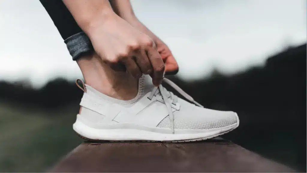 mes chaussures de course posées sur le paillasson après ma sortie du dimanche, prises en photo pour illustrer le contexte sportif dans lequel j’ai suivi l’évolution de mes genoux tout au long de la cure, avant et après avoir commencé le collagène.
