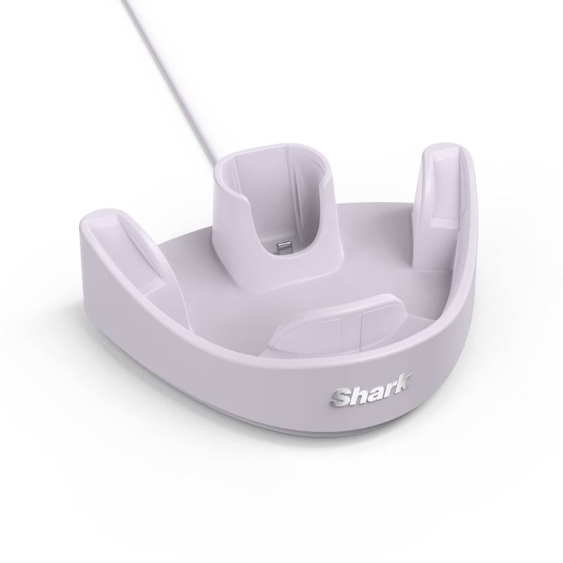 Le stand de recharge du CryoGlow de Shark, l'accessoire à 59,99 € offert automatiquement avec la commande jusqu'au 31 juillet, quelle que soit la couleur du masque choisie. Il remplace la charge par câble USB-C posé à plat, en évitant justement l'équilibre précaire sur le rebord du lavabo que je décris dans mon expérience. C'est ce visuel qui accompagne la section sur l'intérêt réel de cet accessoire dans la routine quotidienne.