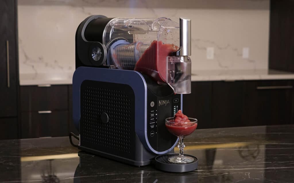 Ninja SLUSHi classique FS301 posé sur un comptoir avec deux verres de granités