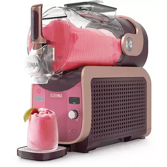 Ninja SLUSHi MAX FS605 coloris moka sur une table extérieure lors d’un barbecue avec 12 verres servis