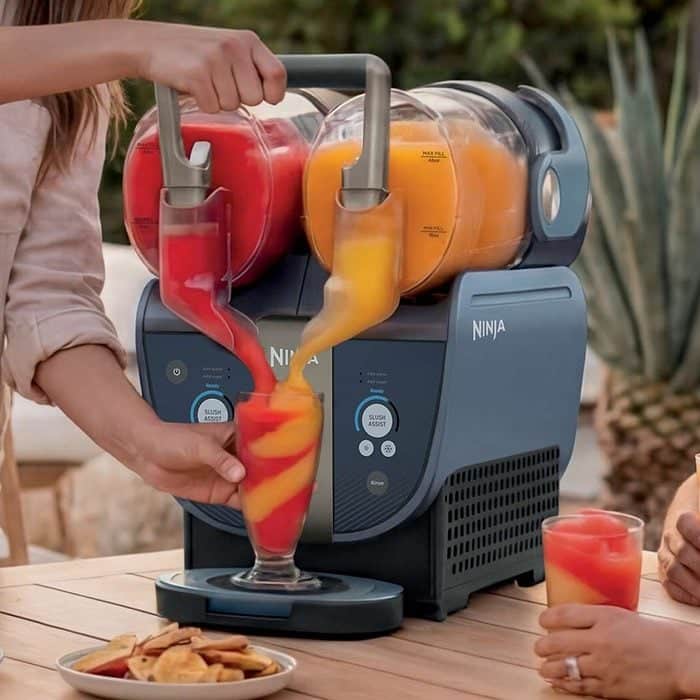 Ninja SLUSHi Twist FS701 avec deux verres de granités twistandés de couleurs différentes
