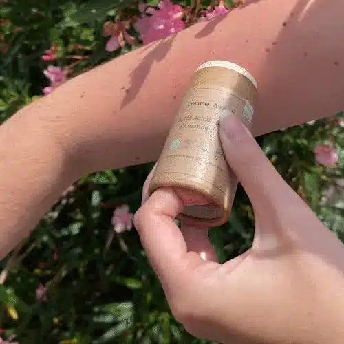 gros plan sur l’étiquette du stick, mettant en évidence la mention SPF50 et la liste d’ingrédients réduite à cinq éléments, sans dioxyde de titane ni filtre chimique.