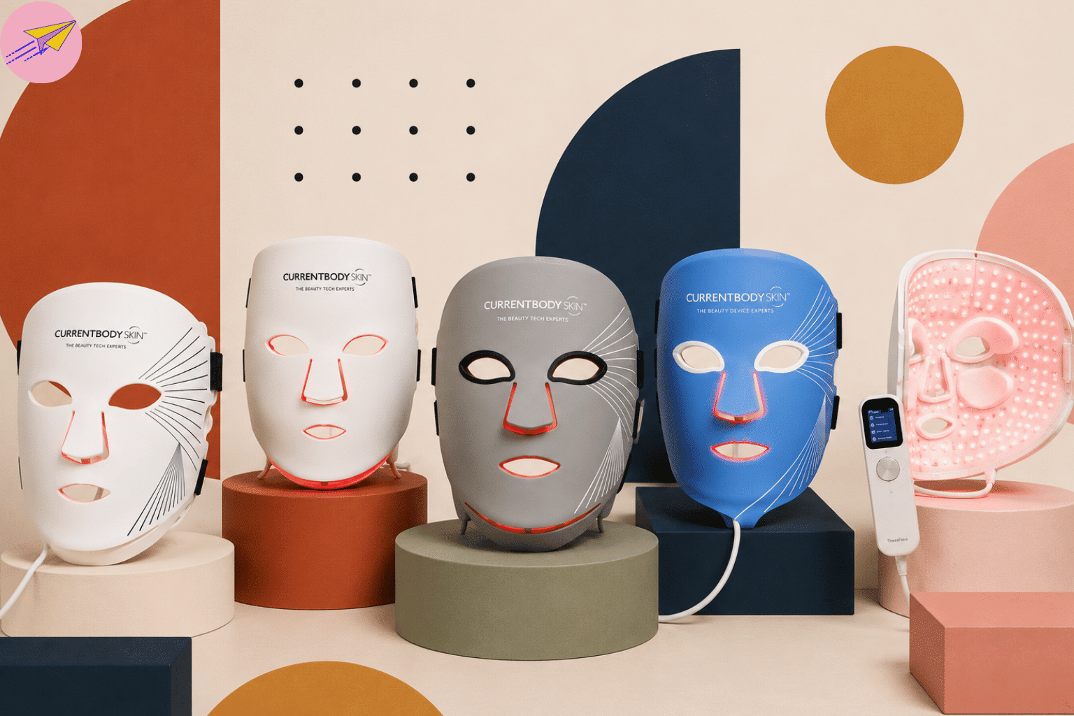 les cinq versions de masques LED CurrentBody que j’ai testées ces derniers mois, alignées sur ma table de salle de bain, chaque contrôleur posé devant son masque respectif. Une vraie petite collection qui m’a permis de comparer directement le poids, la couverture et le confort de chaque modèle.