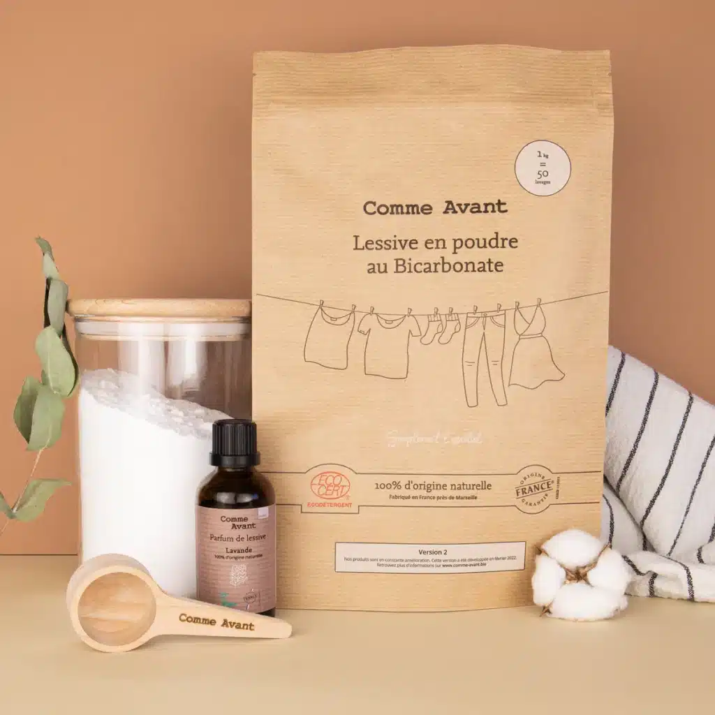 les quatre poudres blanches de la lessive, citrate de sodium, bicarbonate de soude, cristaux de soude et percarbonate de soude, versées dans quatre petits bols pour illustrer leur texture presque identique à l’œil nu malgré des rôles très différents.
