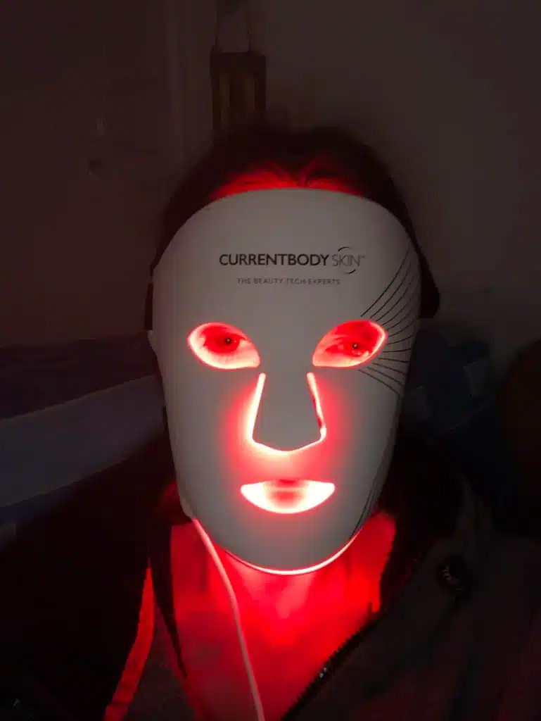le masque porté pendant ma séance du soir, la sangle bien ajustée à l’arrière de la tête, le petit contrôleur filaire posé sur mes genoux pendant que je regarde une série sur ma tablette.