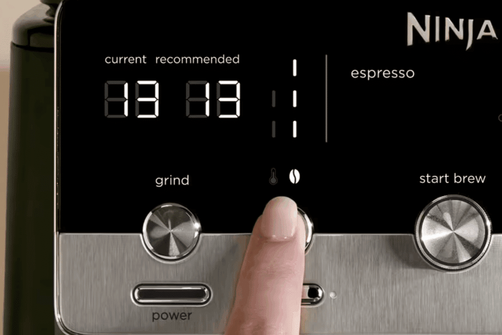 ros plan sur le broyeur et la balance intégrés de la Ninja Luxe Café MINI Plus ES352EU