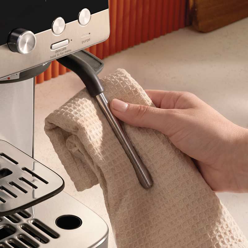 Nettoyage du porte-filtre et du panier de la Ninja Luxe Café MINI Plus ES352EU sous l’eau
