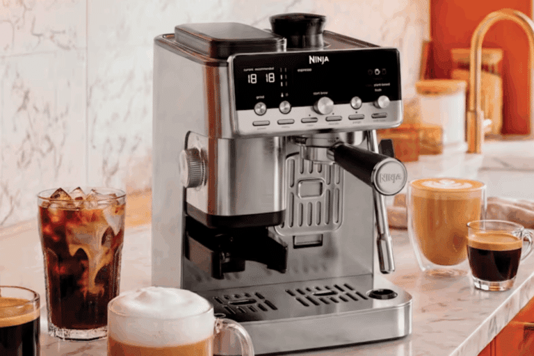 Machine à expresso Ninja Luxe Café MINI Plus ES352EU argent posée sur un plan de travail de cuisine