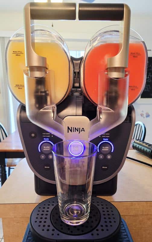 Contenu de la boîte Ninja SLUSHi Twist FS701 : machine, deux récipients, plateau rotatif, accessoires