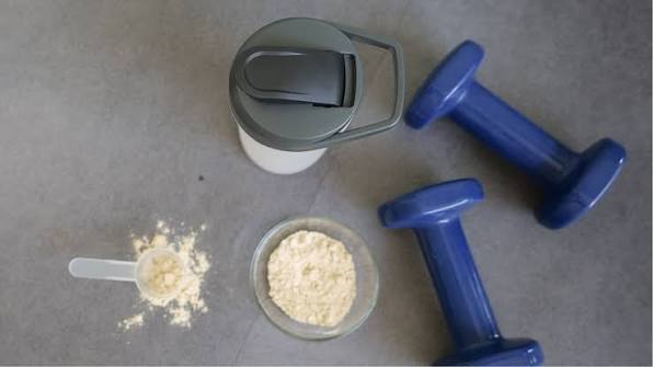mon shaker rempli d’eau et de créatine, secoué et prêt à boire, pris en photo dans le vestiaire de la salle juste après ma séance du jeudi. C’est le moment où je le bois systématiquement, jamais avant l’entraînement, toujours dans les minutes qui suivent la dernière série.