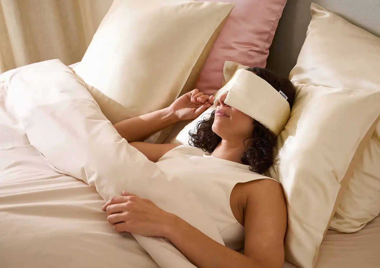 la taie en soie posée sur mon oreiller, tissage satin qui accroche la lumière du matin, dans ma chambre où je la teste depuis un mois. C’est la première chose que je remarque en refaisant le lit : le tissu ne garde aucun pli, contrairement à la taie en coton qu’elle a remplacée.