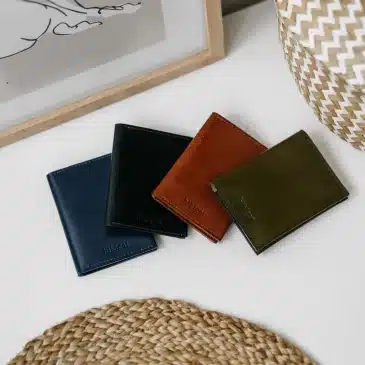 Trois ans plus tard, l'objet a bien vieilli, la patine du cuir s'étant installée progressivement sans craquelure, un bon signe sur la qualité réelle des objets sélectionnés par le site.
