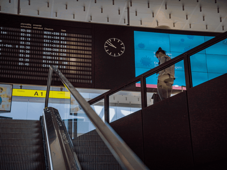 Panneau d'affichage des départs dans un aéroport, avec plusieurs vols marqués en rouge signalant retards et annulations. L'écran indique les numéros de vol, les destinations et les statuts en temps réel. Ce type de tableau est le premier repère pour vérifier si un vol est perturbé avant même l'annonce au micro.