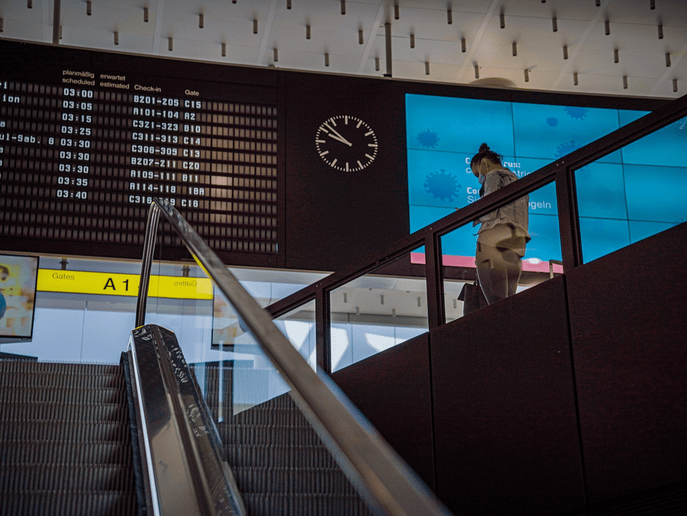Panneau d'affichage des départs dans un aéroport, avec plusieurs vols marqués en rouge signalant retards et annulations. L'écran indique les numéros de vol, les destinations et les statuts en temps réel. Ce type de tableau est le premier repère pour vérifier si un vol est perturbé avant même l'annonce au micro.