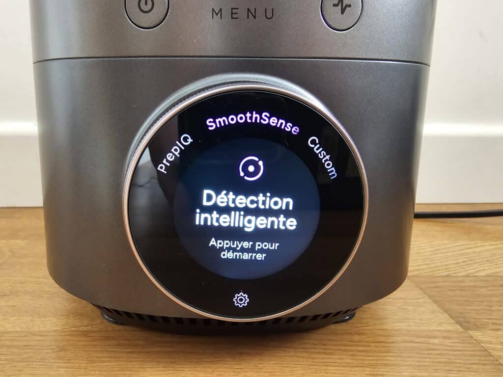 ai photographié cet écran en cherchant comment couper le bip sonore de l'appareil un soir tardif. Le menu Settings regroupe la langue, la luminosité, les conseils et l'arrêt automatique, accessible en tournant le bouton jusqu'à l'icône en forme d'engrenage.