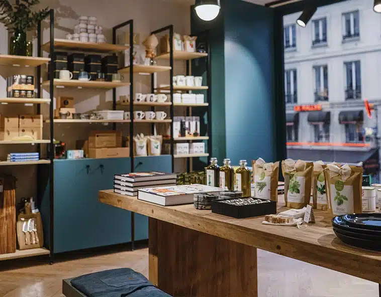 La boutique de Bastille, 120 m2 sur deux étages avec un espace atelier et un coin salon pour bouquiner, est la référence du réseau, complétée par Batignolles dans le 17e et Lille.