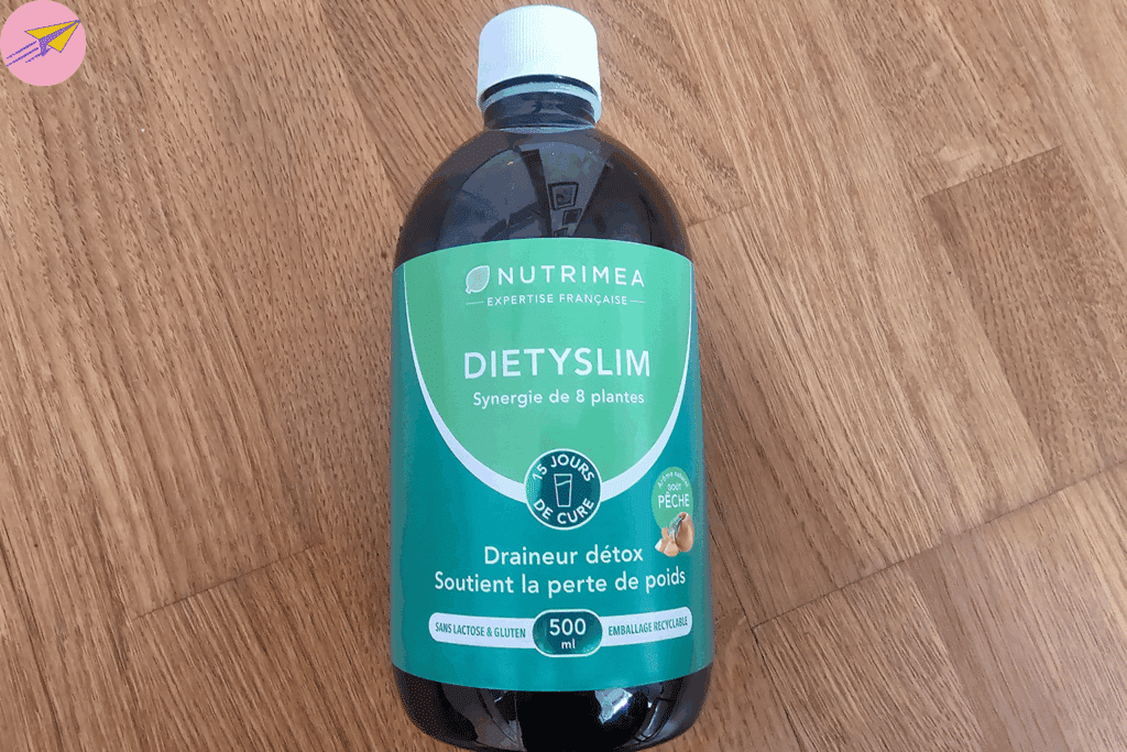 le flacon de Dietyslim posé sur ma table de cuisine à côté du verre d’eau où je dilue ma dose du matin, photographié pendant mon petit-déjeuner, arôme pêche bien visible sur l’étiquette.