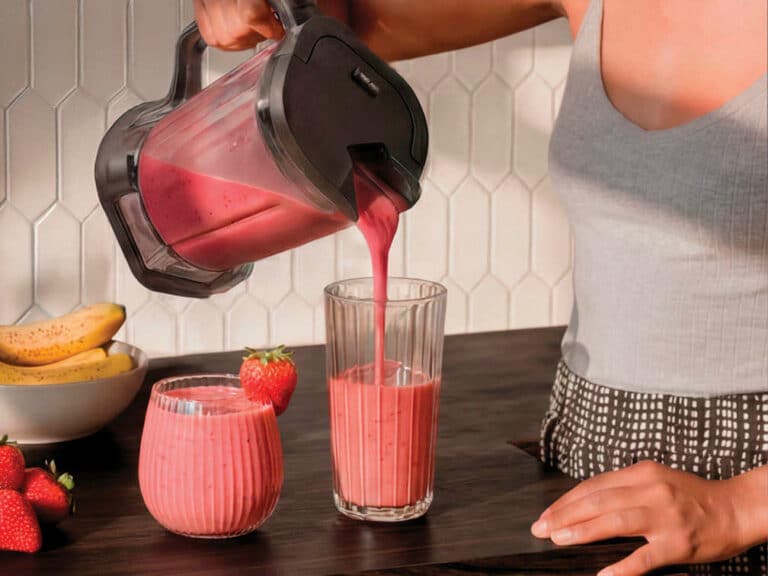 une photo du crushboss en action avec un smoothie aux fruits rouges