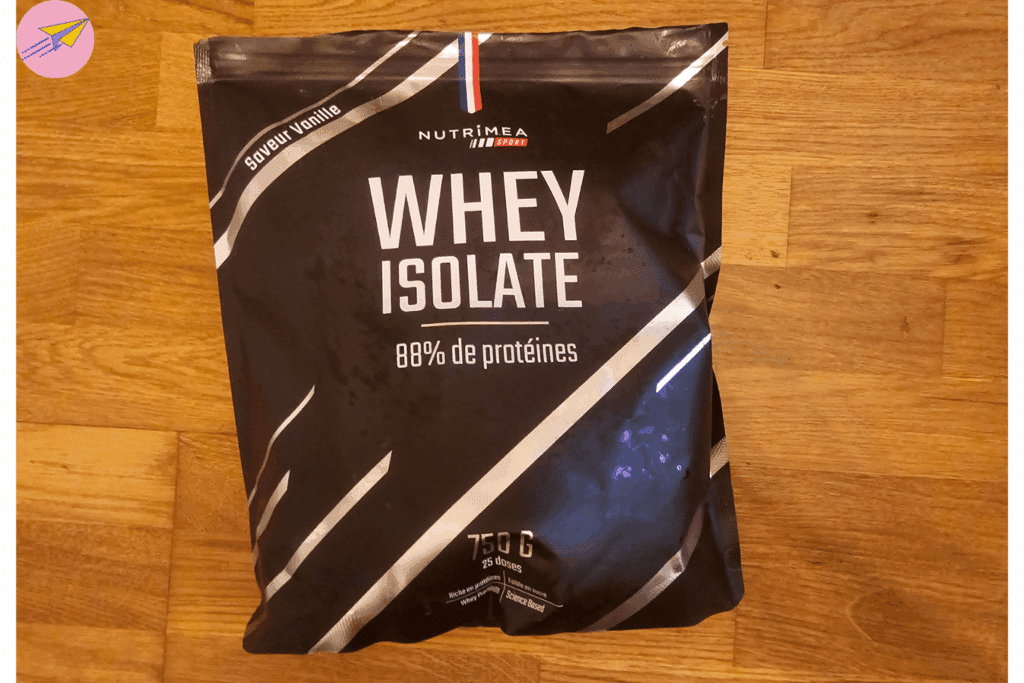 le sachet de la whey de Nutrimea posé par terre à la maison