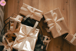 une image de cadeau emballé pour illustrer un article comparatif des sites en ligne pour acheter des cadeaux noel anniversaire