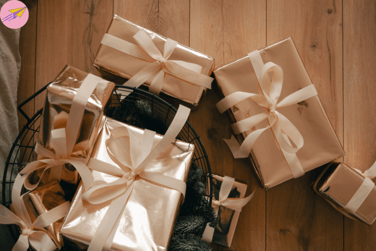 une image de cadeau emballé pour illustrer un article comparatif des sites en ligne pour acheter des cadeaux noel anniversaire