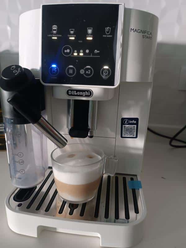 La carafe se remplit directement au réfrigérateur puis se clipse sur le côté de la machine. Un curseur sur le couvercle règle la densité de la mousse, du lait chaud sans mousse jusqu'à une mousse dense pour cappuccino.