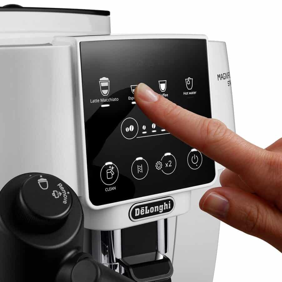 Le rituel du matin se limite à une pression sur l'icône choisie : la machine gère seule le broyage, l'extraction et, pour une boisson lactée, la mousse, en moins d'une minute au total.