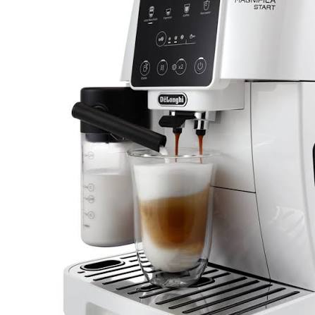 Le bec se règle en hauteur pour accueillir une petite tasse à espresso ou un verre à cappuccino plus haut, sans avoir à retirer une grille pour gagner de la place.