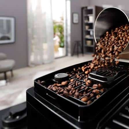 Le grain en paquet d'1 kg couvre environ 130 espressos, contre une boîte de capsules qui en couvre généralement 10 à 20 pour un volume comparable sur l'étagère.
