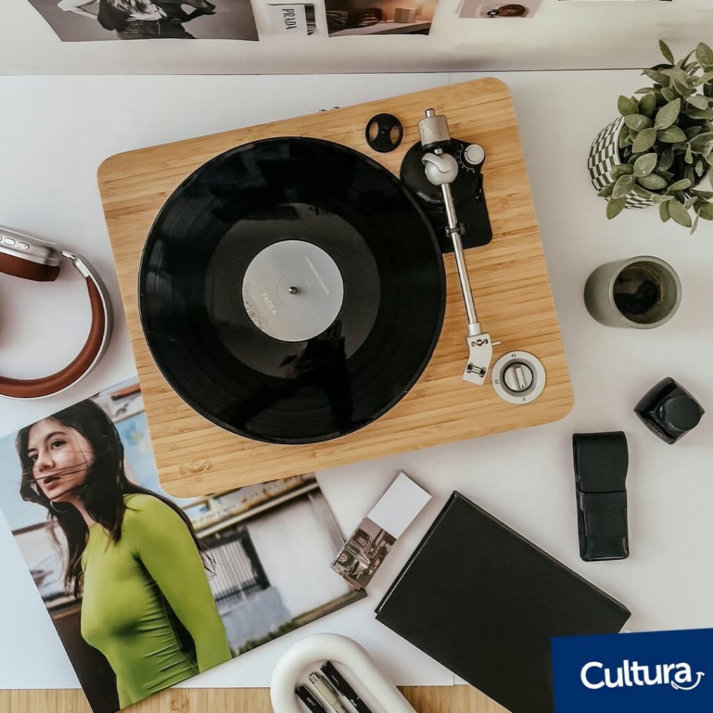 Le site et l'application classent le catalogue par grand univers : livre, musique, loisirs créatifs, jeux. Cette entrée simple aide à composer un cadeau qui correspond à une passion précise.