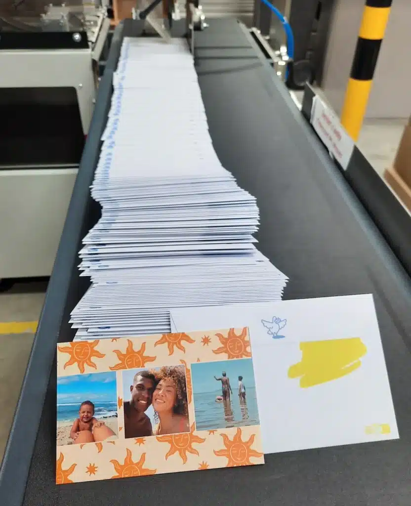 La carte est traitée en 24h par Fizzer avant d'être remise à La Poste, un délai total de quatre jours observé en France métropolitaine.