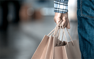 une main avec plein de sac pour illustrer la diversité de catalogue de la fnac