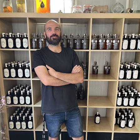 Le site met en avant chaque artisan partenaire avec sa propre fiche, une transparence qui change de la simple liste de produits d'un site généraliste.
