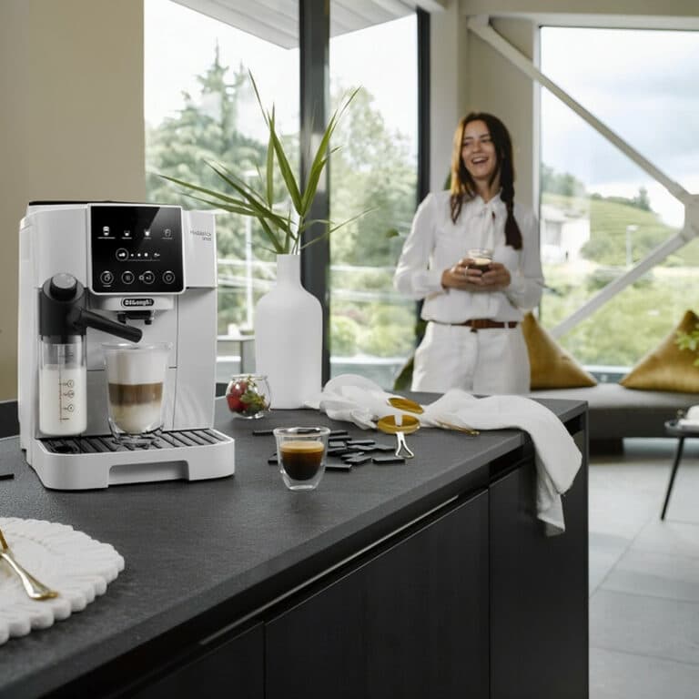 la cafetière delonghi magnifica start s dans un salon pour illustrer mon test et avis