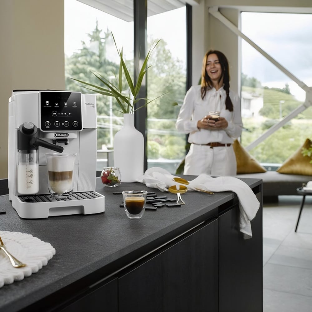la cafetière delonghi magnifica start s dans un salon pour illustrer mon test et avis